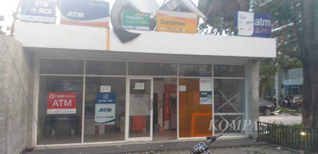 Salah satu sentra anjungan tunai mandiri (ATM) di dekat Hotel Amaris, Kupang, Nusa Tenggara Timur. Di kebanyakan sentra ATM di Kupang jarang dijumpai ATM Bank Bukopin, kecuali di dekat kantor cabang.