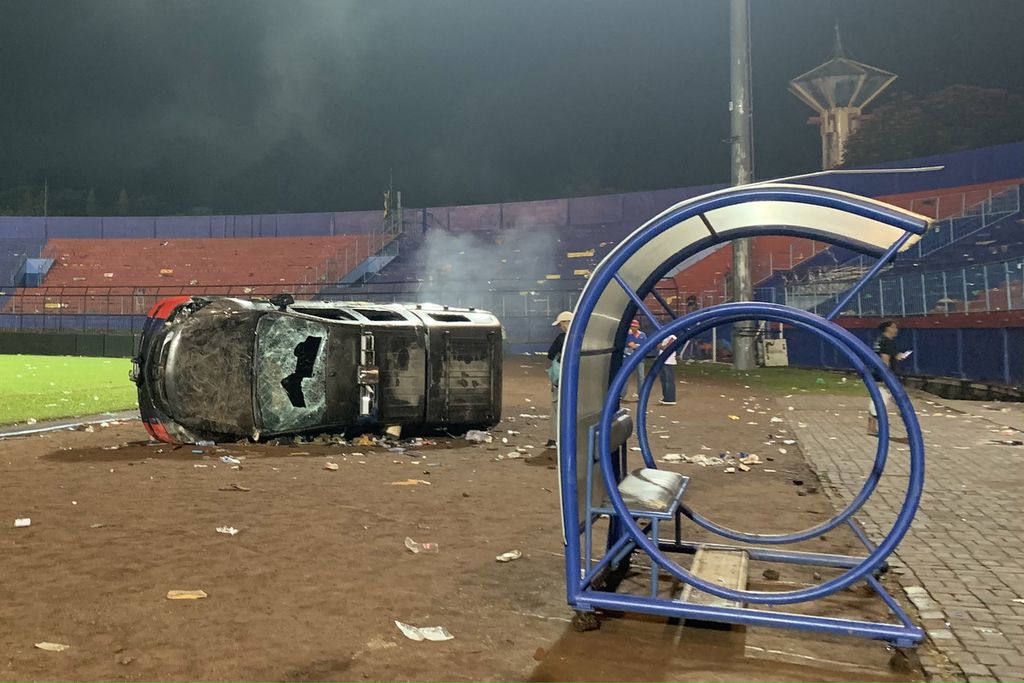Sebuah mobil terbalik akibat kericuhan usai pertandingan BRI Liga 1 antara Arema melawan Persebaya di Stadion Kanjuruhan, Malang, Jatim, Minggu (2/10/2022). Sebanyak 127 orang dilaporkan meninggal dunia dalam kerusuhan tersebut.