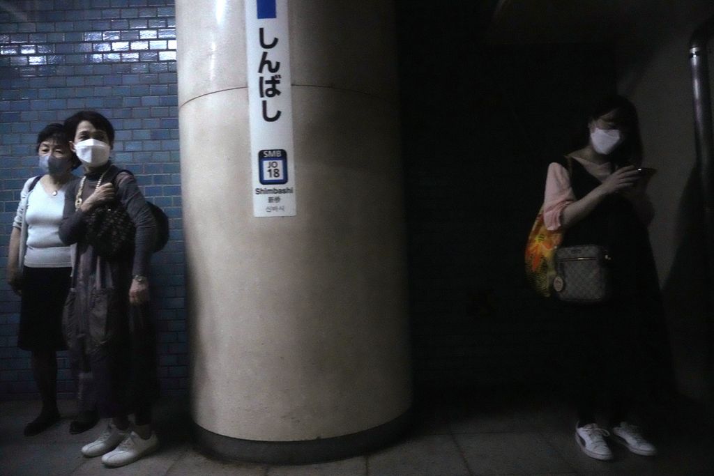 Penumpang di Jepang menanti kedatangan kereta di sebuah stasiun di Tokyo, Jepang, 26 Mei 2023. 