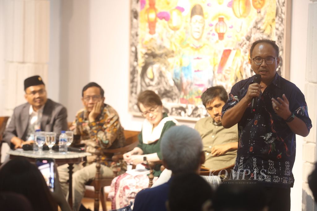 Suasana diskusi dan peluncuran buku <i>Satu Meja Mengawal Kasus Sambo: Menjaga Danyang Jurnalisme</i> serta <i>Merawat Keindonesiaan dan Kemanusiaan</i> karya wartawan <i>Kompas</i>, Budiman Tanuredjo, di Bentara Budaya Jakarta, Senin (26/2/2024). Pembicara yang hadir adalah pemikir kebangsaan Sukidi, Menko Polhukam periode 2019-2024 Mahfud MD, dosen Sekolah Tinggi Filsafat Driyarkara Karlina Supelli, dan Pemimpin Redaksi Narasi Zen Rachmat Sugito.