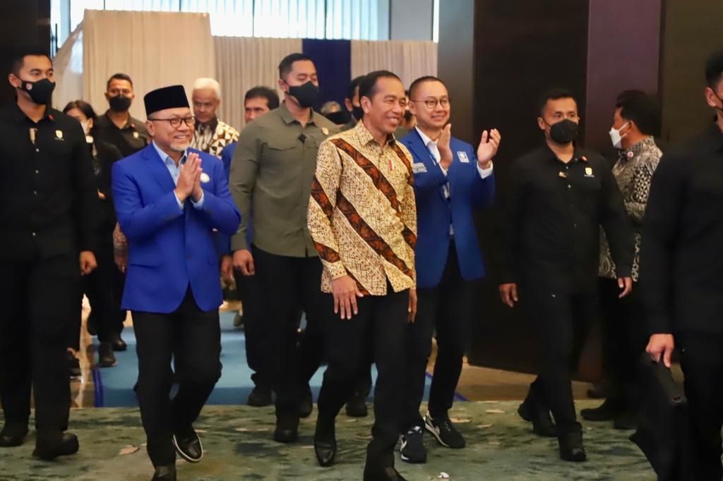 Presiden Joko Widodo didampingi Ketua Umum PAN Zulkifli Hasan (kiri Presiden) dan Sekjen PAN Eddy Soeparno (kanan Presiden) saat menghadiri Rapat Koordinasi PAN 2023, di Semarang, Jawa Tengah, Minggu (26/2/2023).