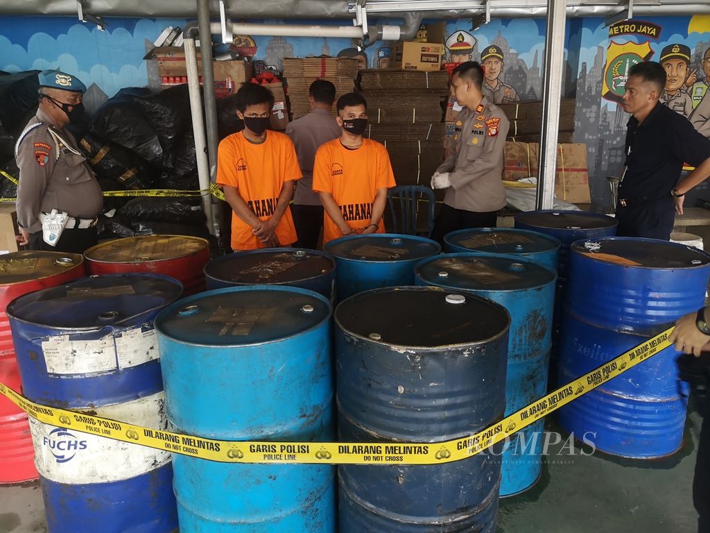 Police ask for information from the perpetrators of oil counterfeiting at the East Bekasi Sector Police Headquarters, Bekasi City, West Java, Friday (7/10/2022).