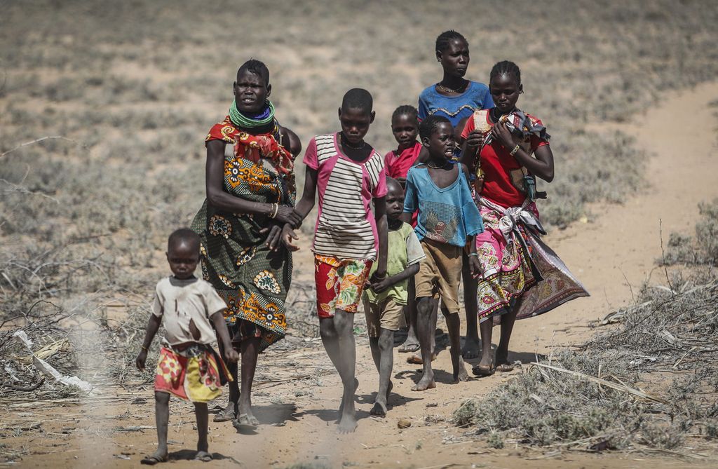 Penduduk desa berjalan kembali dari pusat perdagangan menuju desa mereka, Lomoputh, di Kenya utara, pada 12 Mei 2022. Pertemuan negara-negara maju di Belanda berkomitmen menghabiskan sekitar 25 miliar dollar AS pada 2025 untuk meningkatkan upaya Afrika beradaptasi terhadap perubahan iklim.