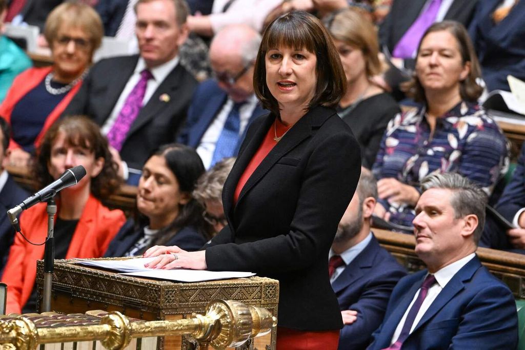 Tokoh oposisi Partai Buruh yang menjadi Menteri Keuangan bayangan, Rachel Reeves, menyampaikan tanggapan atas pemaparan rencana anggaran anti-inflasi di sidang Majelis Rendah Parlemen Inggris di London, Inggris, 23 September 2022. 