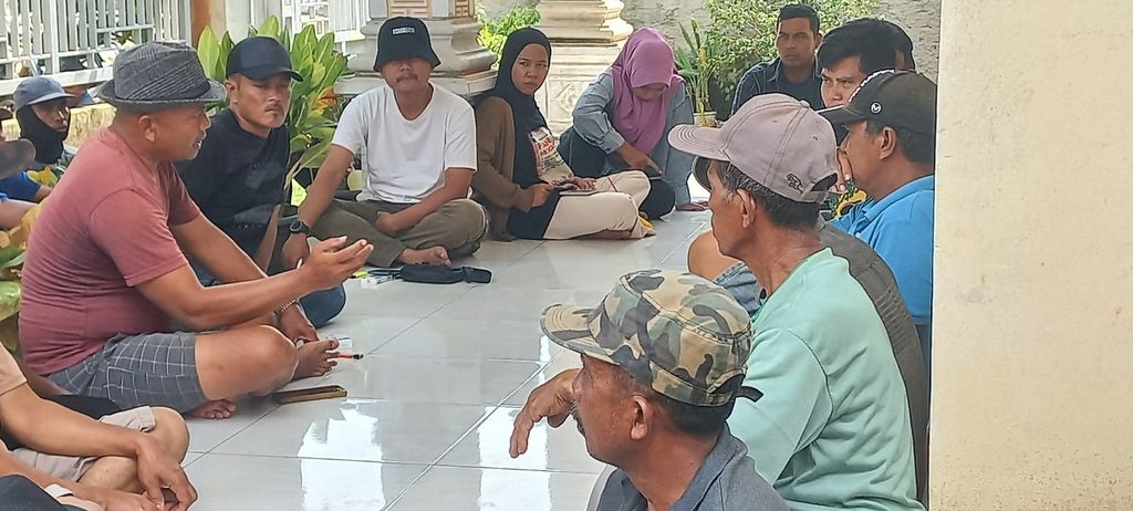 Diskusi dan konsolidasi sedang dilakukan staf LBH Bandar Lampung dengan masyarakat Desa Sinar Rejeki, Jatiagung, Lampung Selatan, Lampung, Sabtu (27/7/2024)