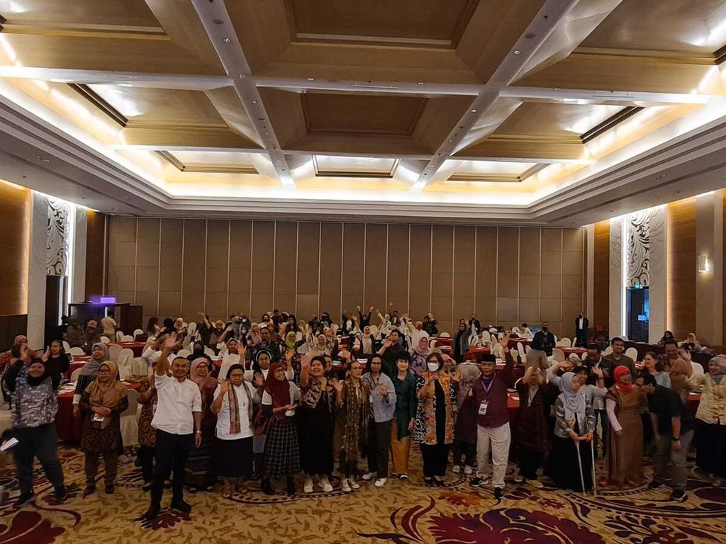 Peserta foto bersama pada Penutupan Musyawarah Perempuan Nasional untuk Perencanaan Pembangunan (Musyawarah PNPP) Tahun 2023, yang berlangsung selama dua hari di Jakarta, Senin (17/4/2023) hingga Selasa (18/4/2023). 