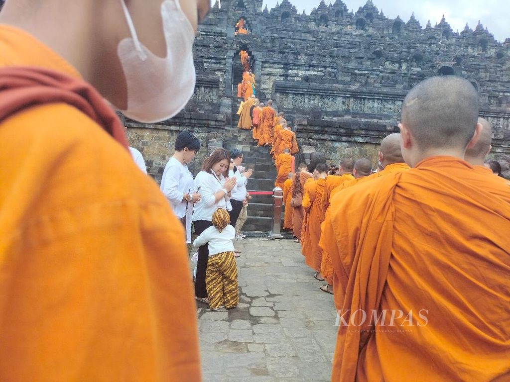 Puluhan biksu naik ke atas Candi Borobudur untuk melakukan ritual doa dalam peringatan Hari Raya Magha Puja pada Sabtu (4/3/2023). Mereka yang naik ke atas bangunan candi juga memakai sandal upanat untuk menjaga kelestarian bangunan candi.
