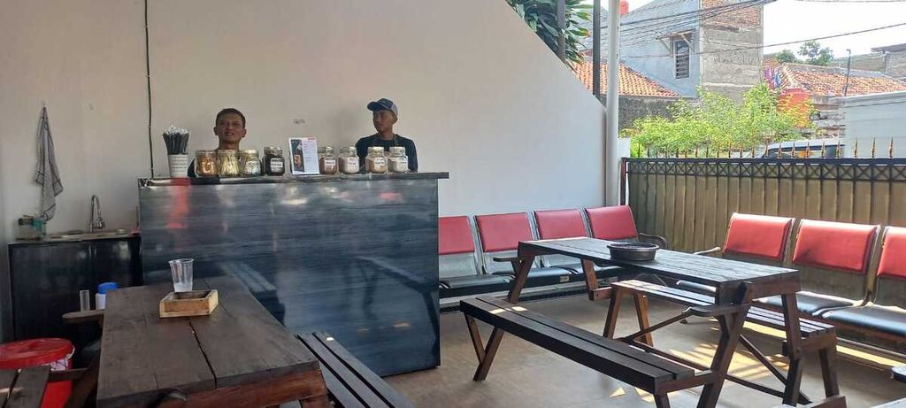 Dua klien pemasyarakatan tengah menjaga warung kopi yang ada di depan kantor Balai Pemasyarakatan Kelas 1 Jakarta Barat, Kamis (7/9/2023). Warung kopi tersebut didirikan untuk mewadahi para klien yang tengah mencari pekerjaan setelah keluar dari penjara.