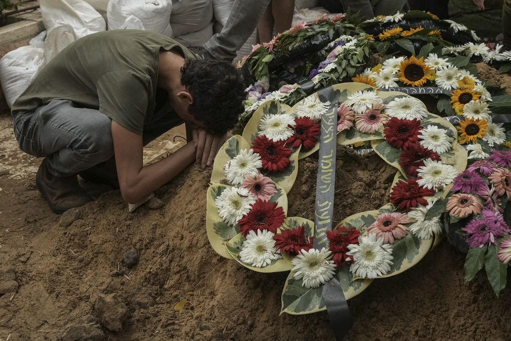 Seorang pria berduka saat pemakaman Kolonel Roi Levy di pemakaman Mount Herzl di Yerusalem, Senin (9/10/2023). Kolonel Levy terbunuh setelah pejuang Hamas menyerbu dari Jalur Gaza ke kota-kota terdekat di Israel. 