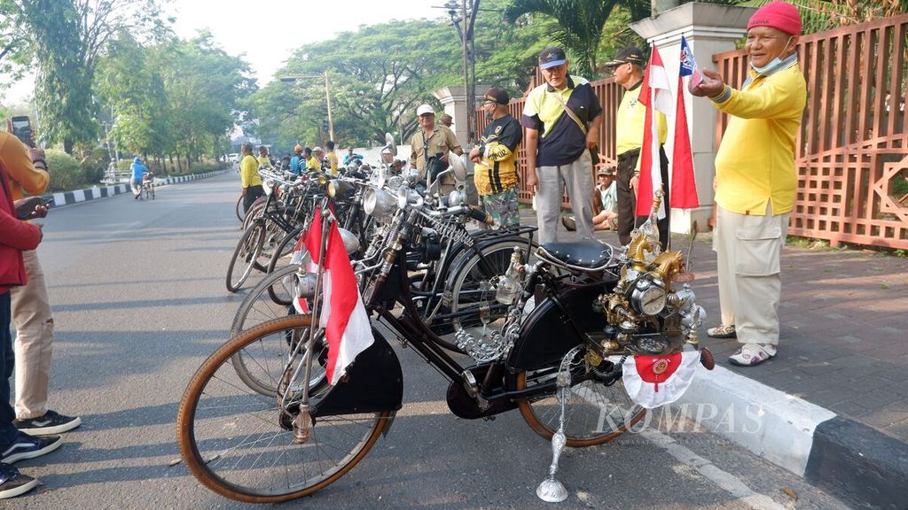Para pegiat sepeda tua atau sepeda ontel kumpul bareng di Jalan Jenderal Sudirman, Kota Banjarmasin, Kalimantan Selatan, Minggu (24/9/2023). 