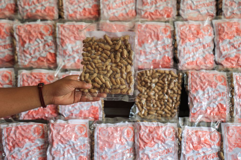 Kemasan kacang sihobuk yang dipasarkan di sentra industri camilan kacang garing Desa Silangkitang, Sipoholon, Tapanuli Utara, Sumatera Utara, Sabtu (30/7/2022). Kacang garing yang dikenal dengan sebutan kacang sihobuk telah eksis sejak tahun 1970-an di Tapanuli Utara. 