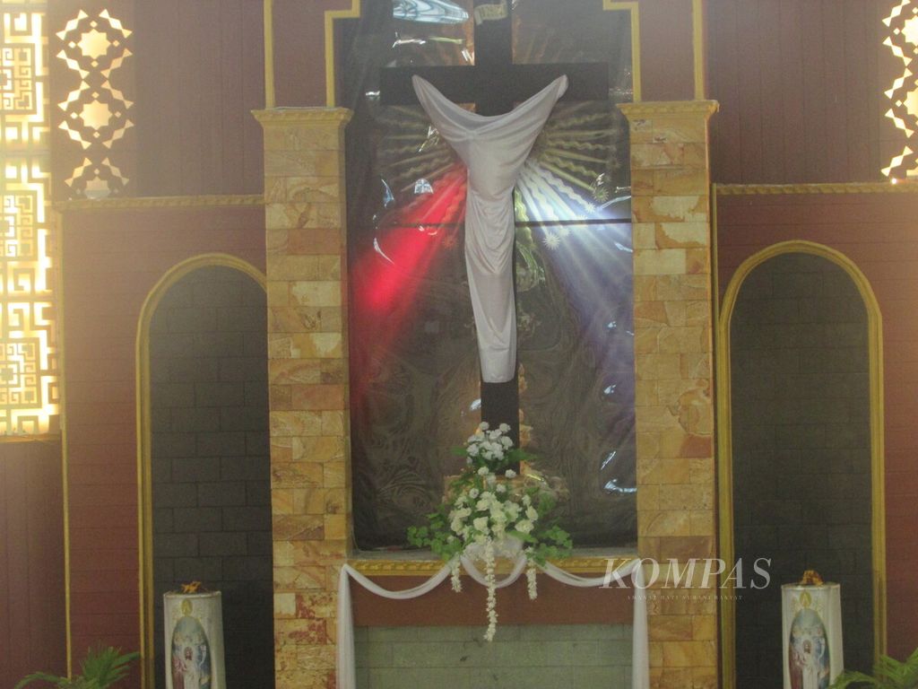 On Maundy Thursday, all statues or sculptures inside the church are draped with white cloth, as the liturgical color of the Catholic Church, a symbol of purity and sincerity in service. The majority of the attending congregation also wear white clothes even though it is not required by the church.