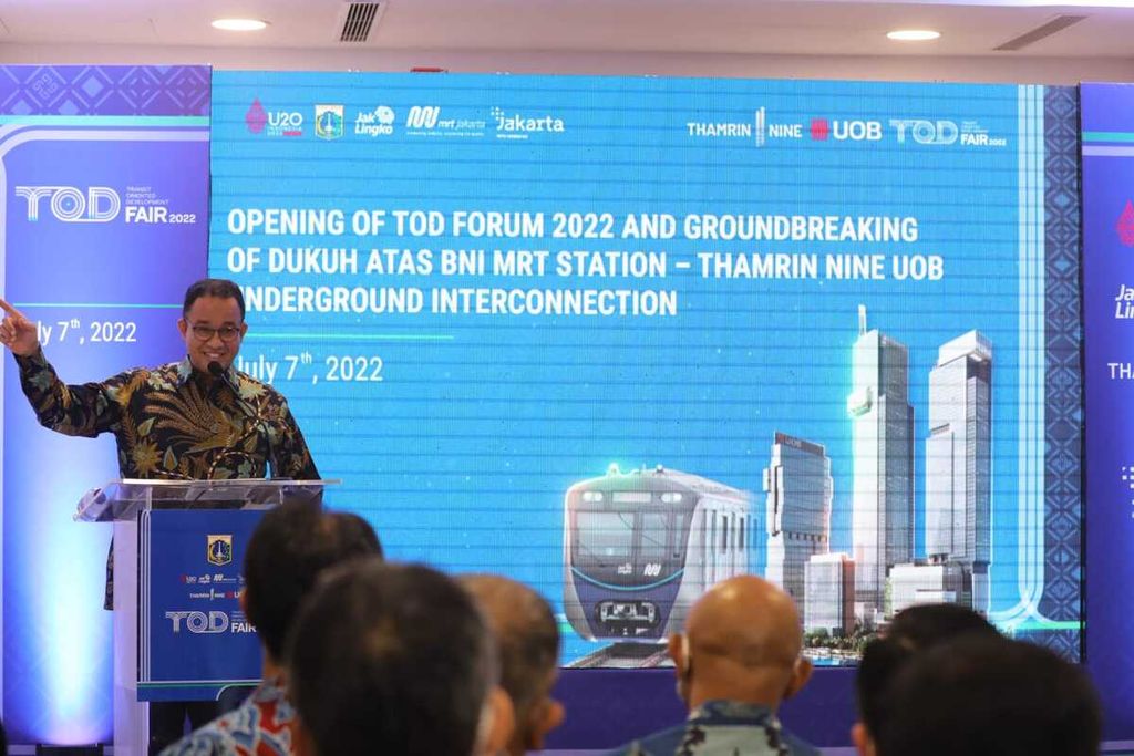 Gubernur DKI Jakarta Anies Baswedan memberi sambutan dalam TOD Forum di Jakarta, Kamis (7/7/2022).