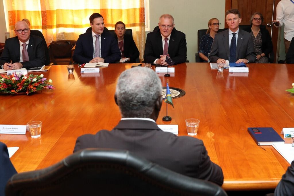 Perdana Menteri Australia Scott Morrison (baris depan kedua dari kanan) berbicara kepada Perdana Menteri Kepulauan Solomon Manasseh Sogavare (membelakangi) di Honiara, ibu kota Kepulauan Solomon, Senin (3/6/2019). 