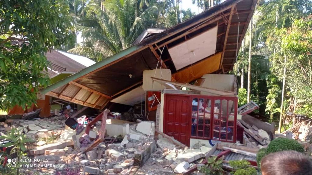 Rumah rusak akibat gempa M 6,2 di Pasaman Barat, Sumatera Barat, Jumat (25/2/2022). BMKG kemudian memperbarui menjadi M 6,1. 
