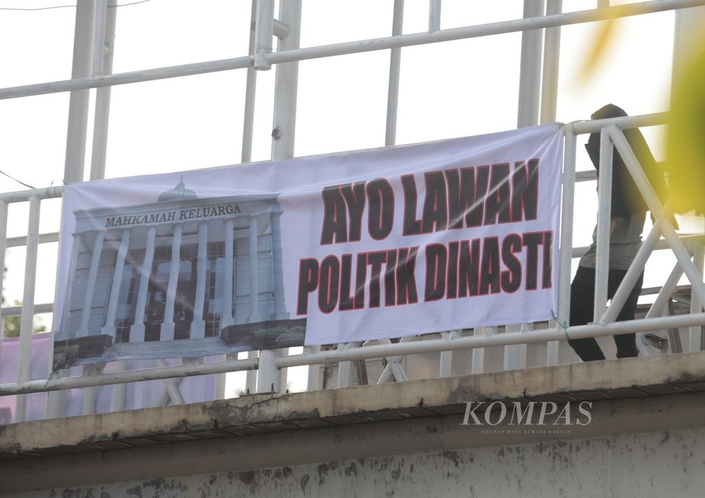 Spanduk bertuliskan penolakan terhadap politik dinasti terpasang di beberapa tempat di Jakarta, salah satunya di jembatan penyeberangan di Jalan Arteri Pondok Indah, Jakarta, Minggu (15/10/2023). 