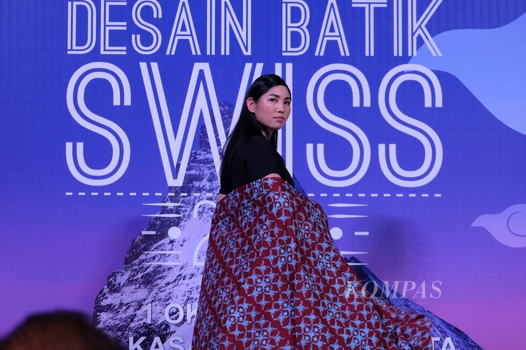 Salah satu batik kreasi peserta Kompetisi Desain Batik Swiss 2019 ditampilkan di Jakarta, Selasa (1/10/2019). Kompetisi tersebut diadakan oleh Kedutaan Besar Swiss dan Ikatan Pencinta Batik Nusantara untuk merayakan Hari Batik Nasional.