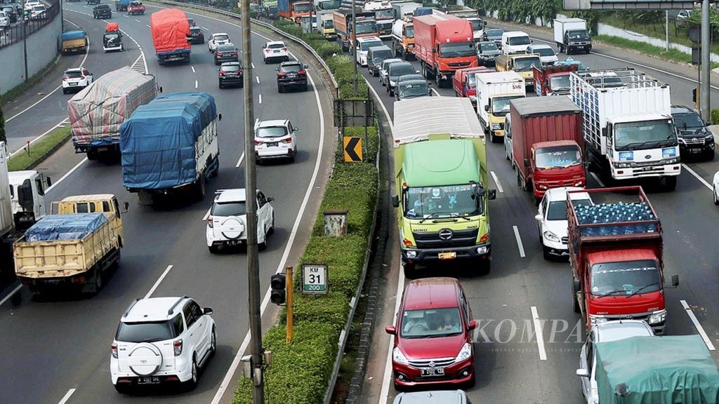 Truk-truk memadati jalan tol di kawasan Kampung Rambutan, Jakarta Timur, Kamis (7/6/2018). 