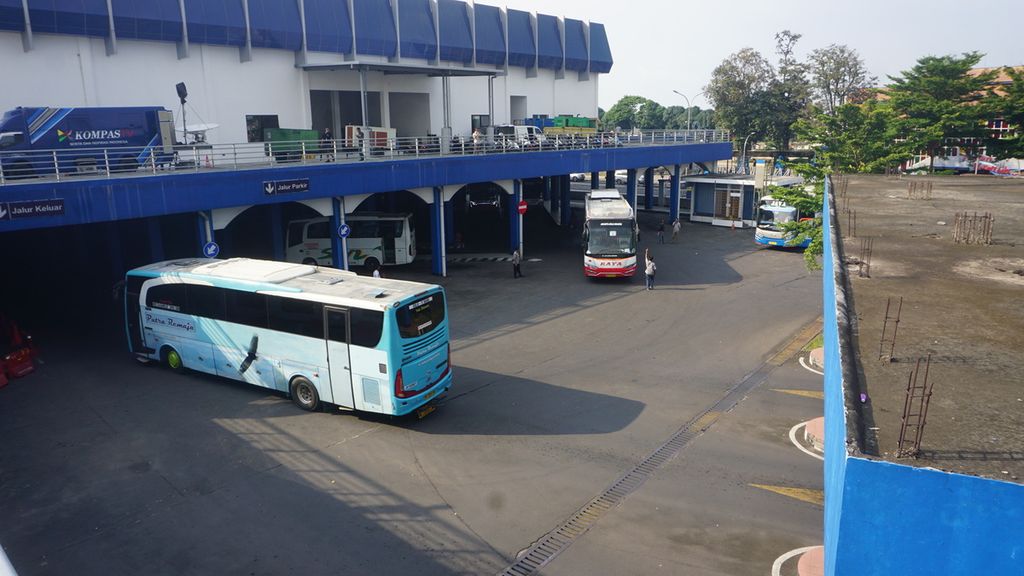 llustrasi. Sejumlah bus tampak beroperasi di Terminal Tirtonadi, Kota Surakarta, Jawa Tengah, Sabtu (8/1/2022).