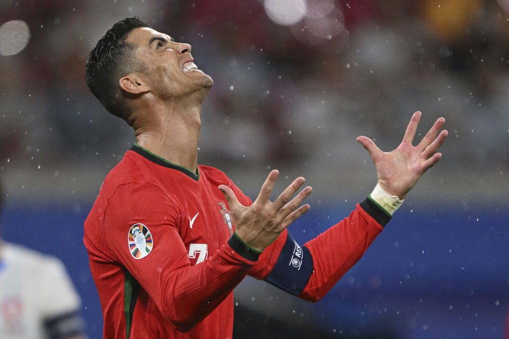 Reaksi Pemain Portugal Cristiano Ronaldo saat gagal menjebol gawang timnas Ceko di pertandingan Grup F Piala Eropa 2024 di Leipzig, Jerman, Selasa, 18 Juni 2024. Ronaldo berusia 39 tahun 4 bulan 13 hari saat bertanding pertama kali dalam gelaran Piala Eropa 2024. 