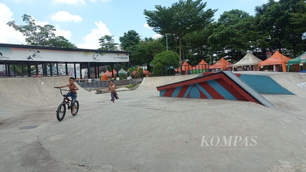 Anak-anak bermain di RTH dan RPTRA Kalijodo, Jakarta, Minggu (9/4/2023).
