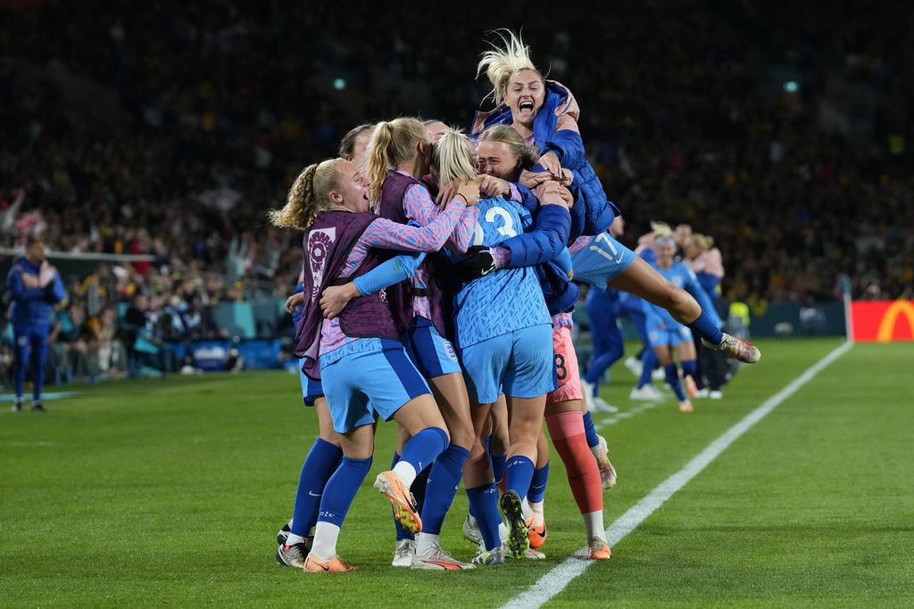 Para pemain Inggris mengerumuni striker Alessia Russo yang mencetak gol ketiga Inggris ke gawang Australia pada laga semifinal Piala Dunia Putri 2023 di Stadion Australia, Sydney, Australia, Rabu (16/8/2023). Inggris mengalahkan Australia, 3-1, dan lolos ke final.