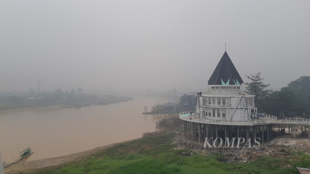 Kabut asap menyelimuti Kota Palangkaraya, Kalteng, Senin (1/10/2018). Foto diambil dari atas Jembatan Kahayan, Palangkaraya. Pada Selasa (31/10/2023), kabut asap kembali menyelimuti kota itu. 