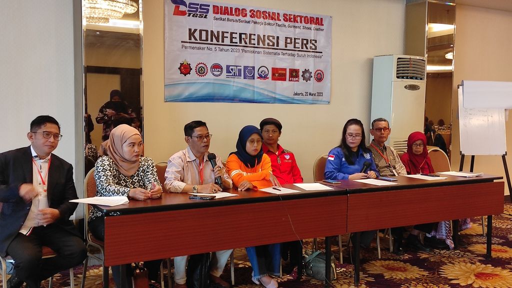 Sepuluh serikat pekerja/buruh di sektor industri tekstil, garmen, sepatu, dan kulit menggelar konferensi pers menolak Permenaker No 5/2023, Senin (20/3/2023), di Jakarta.