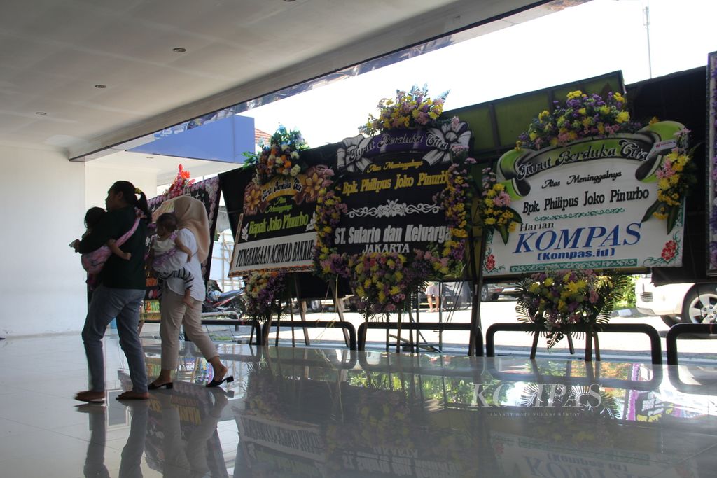 Warga melewati deretan karangan bunga dukacita atas meninggalnya penyair Joko Pinurbo di Rumah Duka PUKJ, Kabupaten Bantul, Daerah Istimewa Yogyakarta, Sabtu (27/4/2024). 