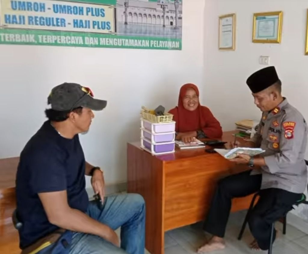Foto tangkapan layar saat orangtua Bima Yudho Saputro, warga asal Kabupaten Lampung Timur, didatangi polisi setelah video kritiknya tentang jalan rusak di Lampung viral di media sosial.