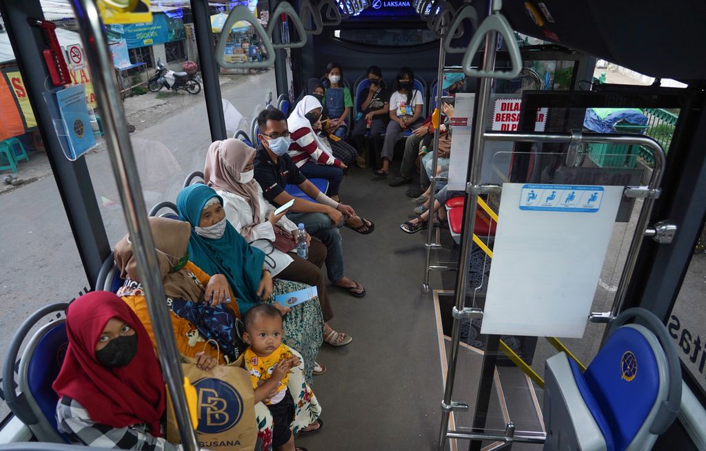 Warga saat menggunakan layanan sarana transportasi Biskita Trans Pakuan menunggu diberangkatkan dari Halte Stasiun Bogor, Kota Bogor, Jawa Barat, Jumat (12/11/2021). 