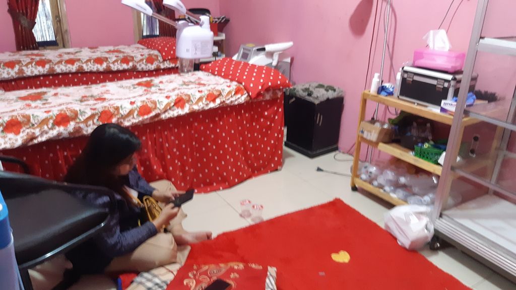 Ruangan tempat Inah melakukan layanan kecantikan di rumahnya di Bantargebang, Bekasi, Jawa Barat, Senin (28/3/2022). Terdapat dua kasur, tiang penyangga infus, serta sejumlah alat perawatan kecantikan di ruang tersebut.
