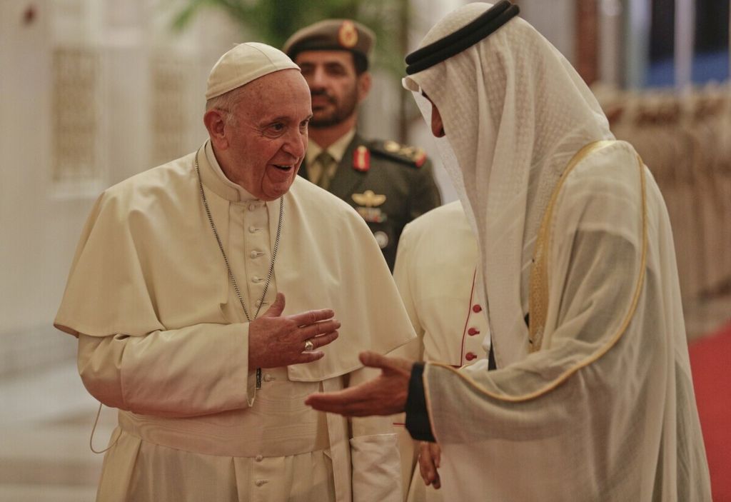 Paus Fransiskus mendarat di Abu Dhabi, Uni Emirat Arab, Minggu (3/2/2019) malam, dan disambut oleh Putra Mahkota UEA, Sheikh Mohammed bin Zayed al-Nahyan.