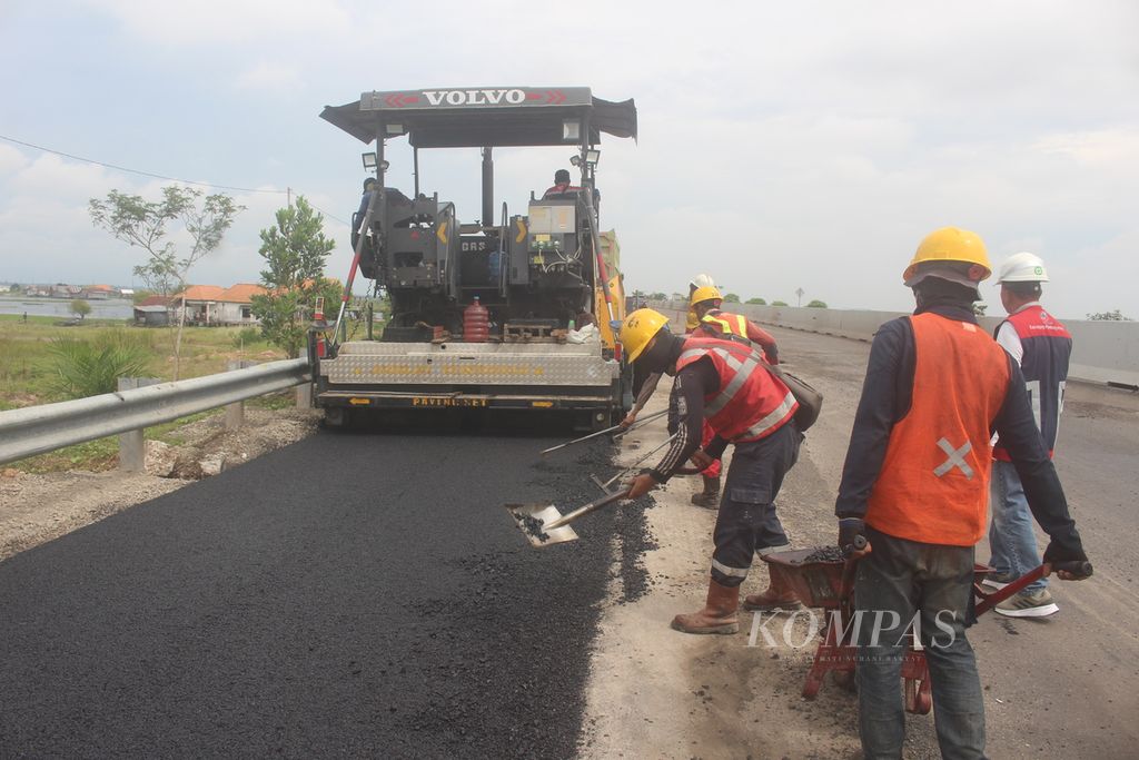 Sejumlah petugas dan alat berat dikerahkan untuk memperbaiki ruas Jalan Tol Palembang-Kayu Agung yang merupakan bagian dari Jalan Tol Trans-Sumatera Palembang-Lampung, Senin (3/4/2023). 