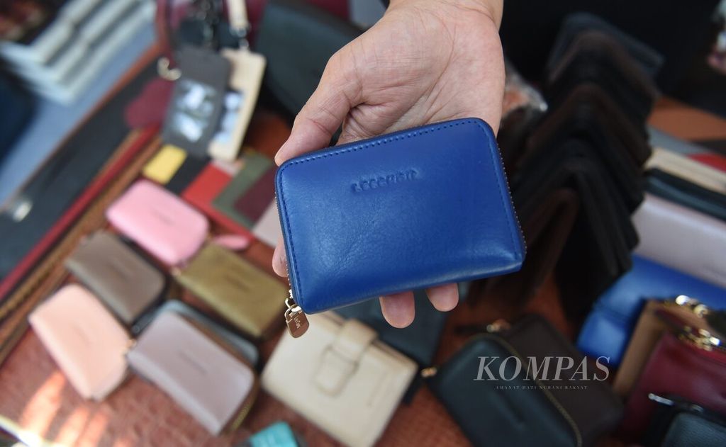Dompet kulit yang dijual di salah satu stan pameran UMKM Kemenkeu Satu di Kabupaten Sidoarjo, Jawa Timur, Rabu (28/9/2022).