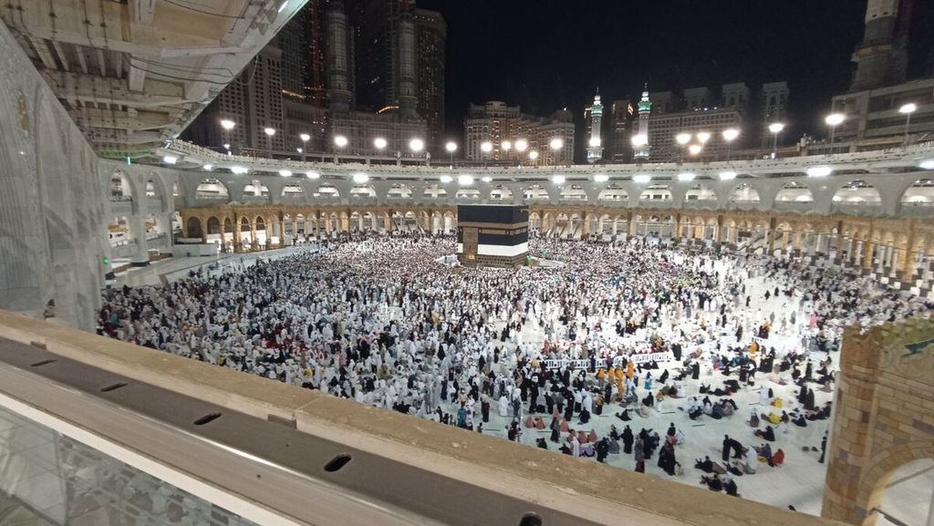 Jemaah haji melaksanakan tawaf mengelilingi Kabah di Masjidil Haram, Mekkah, Arab Saudi, Sabtu (16/7/2022) malam waktu Arab Saudi atau Minggu pagi waktu Indonesia. Sebagian jemaah melakukan tawaf wada atau perpisahan karena akan kembali ke negara masing-masing setelah selesai menunaikan seluruh rangkaian haji.