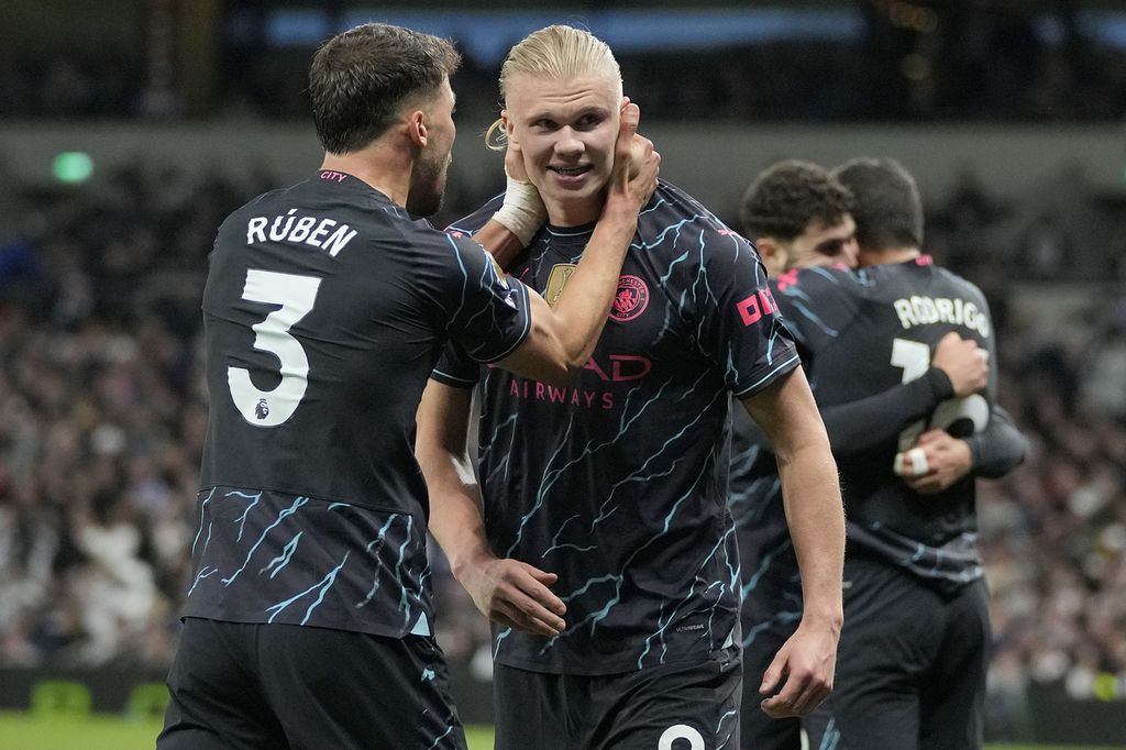 Striker Manchester City, Erling Haaland (kanan), merayakan gol ke gawang Tottenham Hotspur pada laga Liga Inggris di London, 14 Mei 2024. Haaland akan menjadi andalan City saat laga penentuan juara Liga Inggris melawan West Ham United, Minggu (19/5/2024).