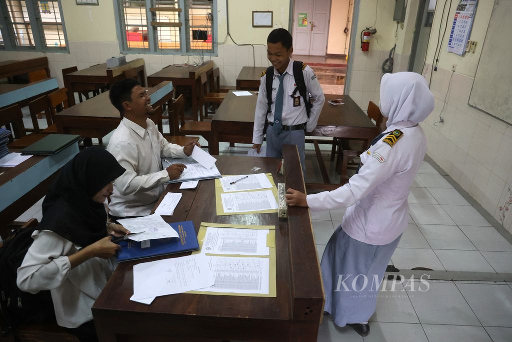 Murid SMK melakukan daftar ulang sebelum memasuki tahun ajaran baru di SMK Negeri 3 Yogyakarta, Yogyakarta, Rabu (5/7/2023). 