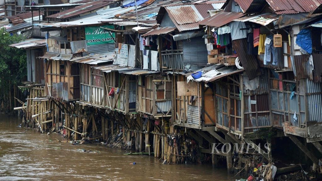 Permukiman padat penduduk di pinggir Sungai Ciliwung, Matraman, Jakarta, Rabu (28/11/2018). 