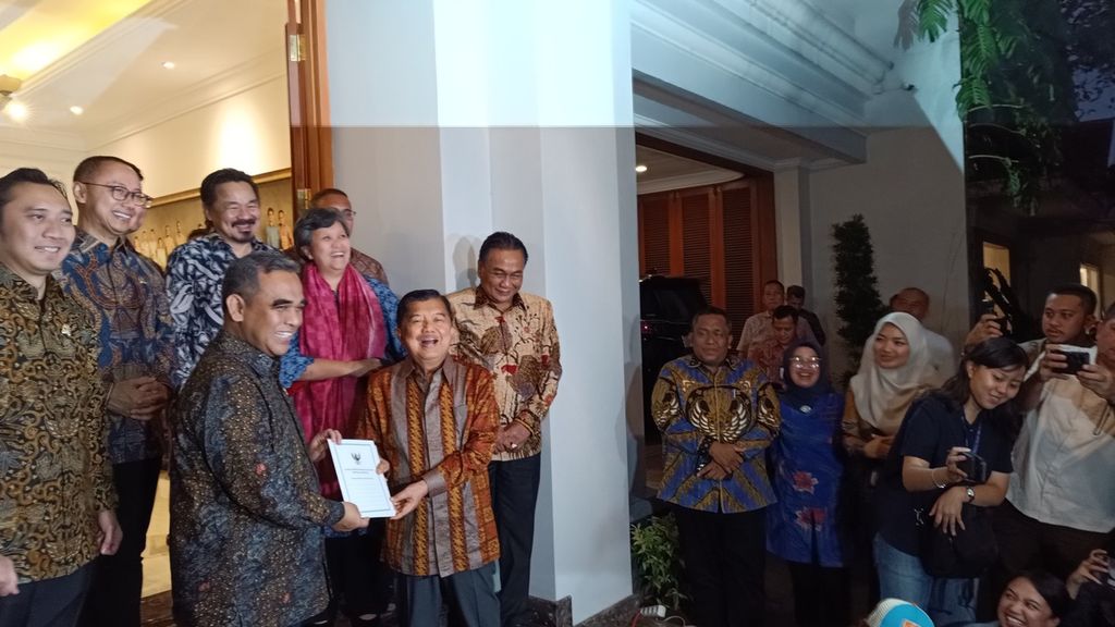 Ketua Majelis Permusyawaratan Rakyat (MPR) Ahmad Muzani (kiri) menyerahkan surat undangan pelantikan Presiden dan Wakil Presiden terpilih Prabowo Subianto dan Gibran Rakabuming Raka kepada mantan Wakil Presiden Jusuf Kalla saat silaturahmi di kediamannya, Rabu (16/10/2024). 