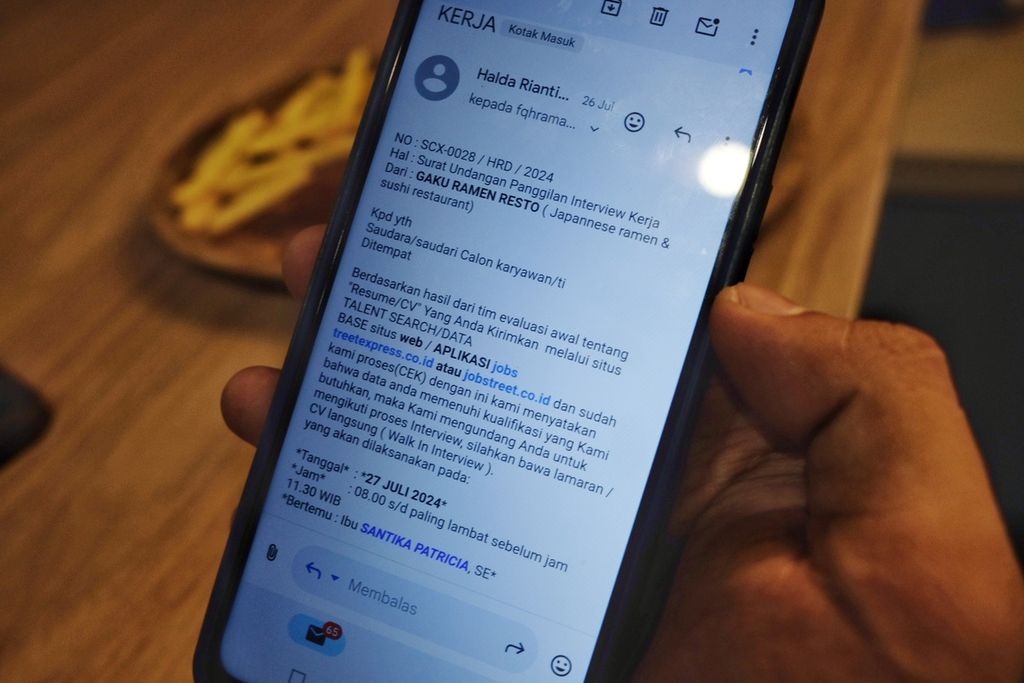 Salah satu undangan panggilan wawancara kerja yang terindikasi penipuan, di Jakarta, Kamis (16/8/2024). Undangan semacam ini menyebar lewat tiap alamat surel para pencari kerja.