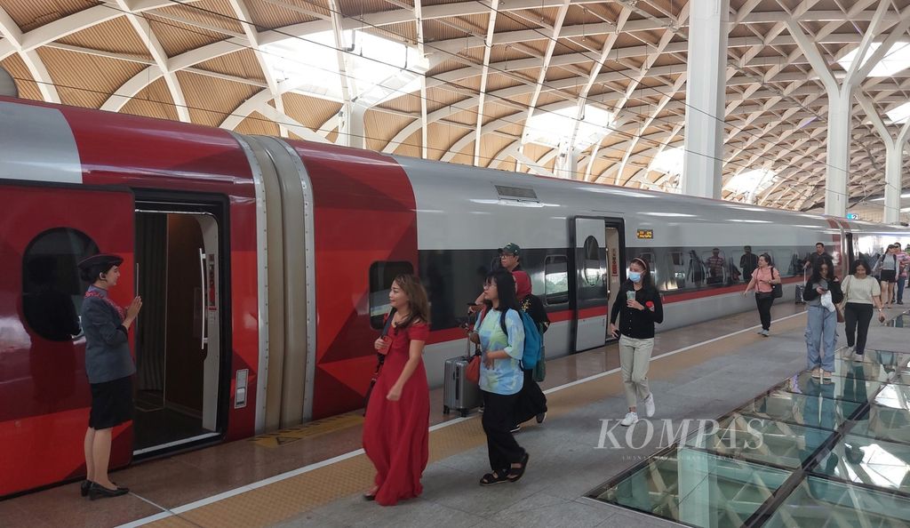 Awak kereta cepat Whossh menyapa para penumpang yang akan memasuki kereta di Stasiun Kereta Cepat Whoosh Halim, Jakarta, Jumat (9/2/2024).