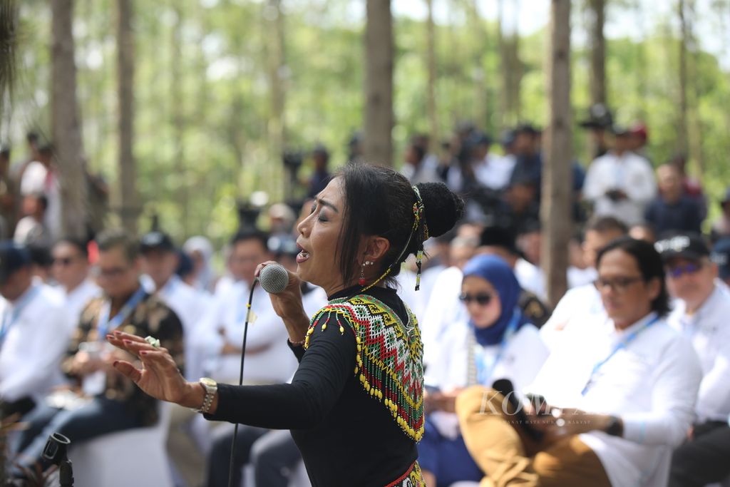Hiburan musik dan lagu tradisional dalam acara dialog Kompas100 CEO Forum Powered by PLN di kawasan glamping Ibu Kota Nusantara, Kalimantan Timur, Kamis (2/11/2023). 