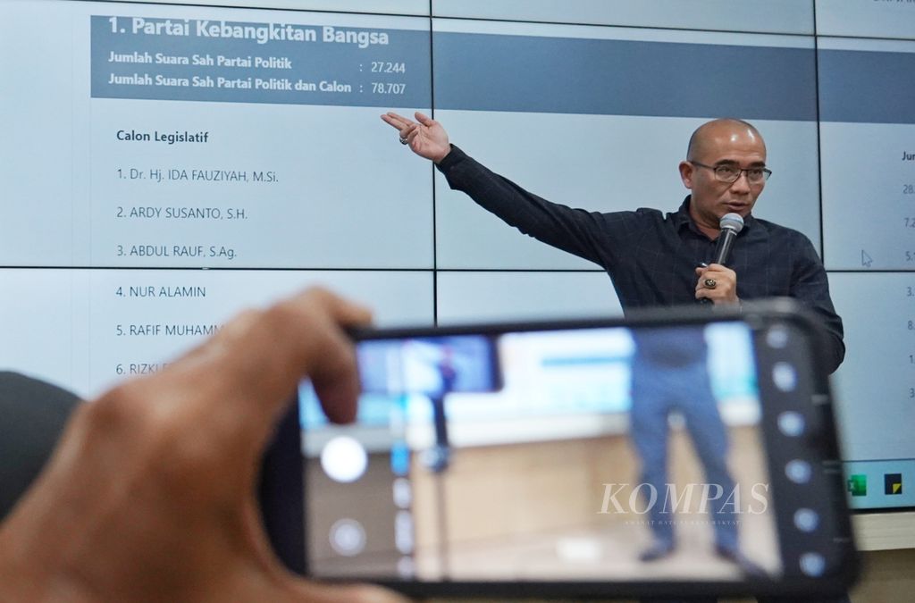 Ketua Komisi Pemilihan Umum Hasyim Asy'ari menunjukkan tampilan sistem Sirekap setelah konferensi pers KPU terkait perkembangan pelaksanaan Pemilu 2024 di <i>media center</i> KPU, Jakarta, Selasa (27/2/2024).