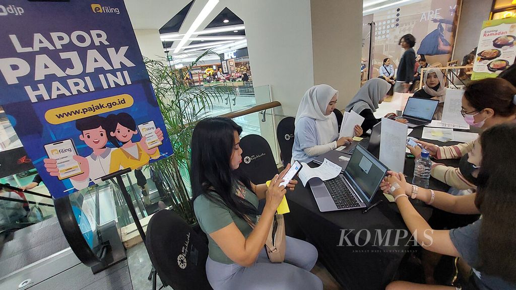 Officers accompanied taxpayers in completing the reporting data for the Personal Income Tax Annual Return for the year 2023 at Mal Kota Kasablanka, South Jakarta, on Sunday (31/3/2024).