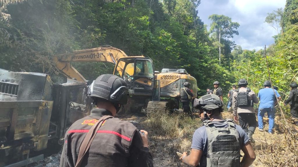 Tampak dua unit alat ekskavator yang dibakar kelompok kriminal bersenjata pimpinan Arnoldus Yancen Kocu di Kampung Mayerga, Kabupaten Teluk Bintuni, Papua Barat, Jumat (30/9/2022).