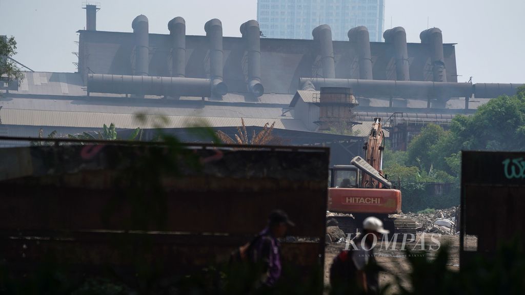 Aktivitas pabrik dengan cerobong asapnya di kawasan industri Pegangsaan Dua, Kelapa Gading, Jakarta Utara, Kamis (31/8/2023). 