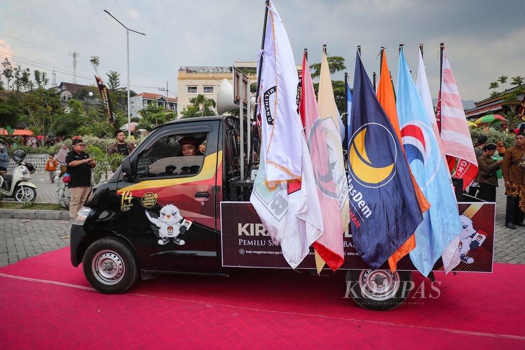 Mobil bak terbuka bersiap membawa bendera partai politik berkeliling Kabupaten Magetan dalam rangkaian Kirab Pemilu 2024 di Taman Refugia, Magetan, Jawa Timur, Rabu (25/10/2023). 