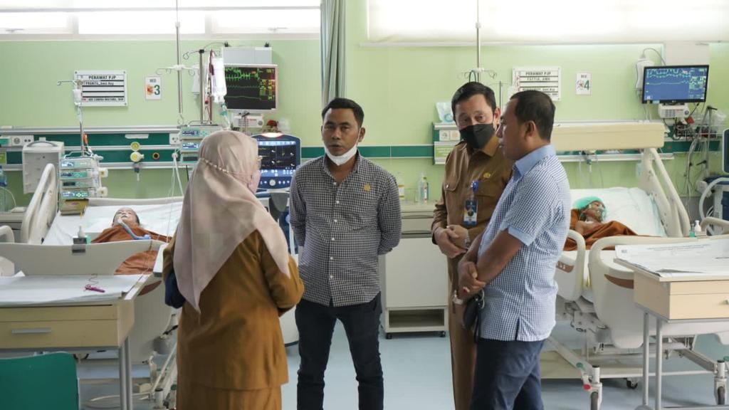 Anggota Dewan Perwakilan Rakyat Aceh meninjau perawatan anak-anak penderita gagal ginjal akut di Rumah Sakit Umum Daerah Zainoel Abidin, Banda Aceh, 24 Oktober 2022. 