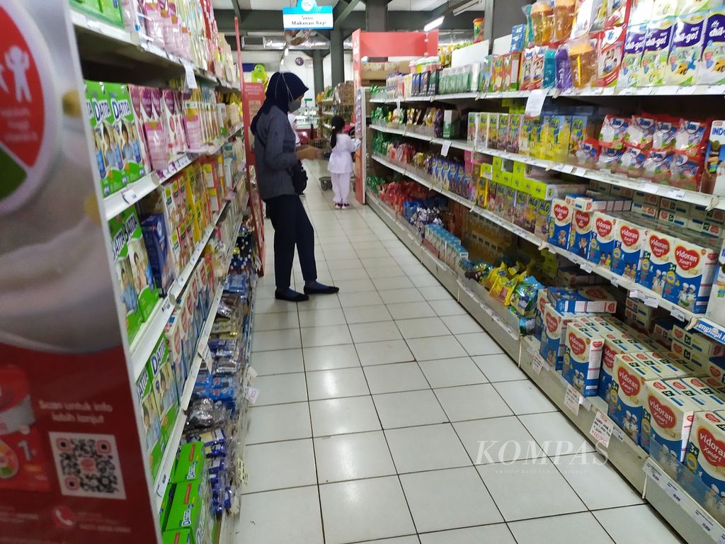 Seorang agen penjualan susu formula memeriksa produknya yang terpajang di sebuah ritel di Kecamatan Bojongsari, Kota Depok, Jawa Barat, Jumat (16/9/2022). Tahun lalu, belanja warga untuk membeli susu formula di Provinsi Jawa Barat nilainya terbesar dibandingkan dengan provinsi lain di Indonesia. 